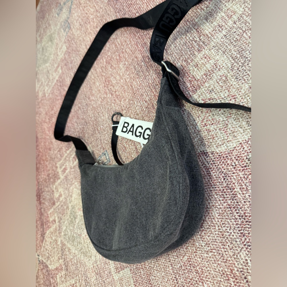 Baggu small crescent washed black denim cotton crossbody bag NWT - Picture 3 of 10